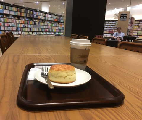 スタバ_客席からTSUTAYA