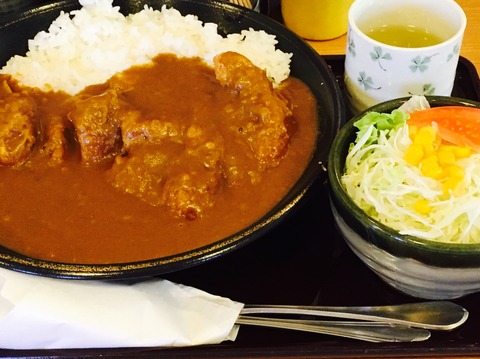 とん太_カツカレーとサラダ